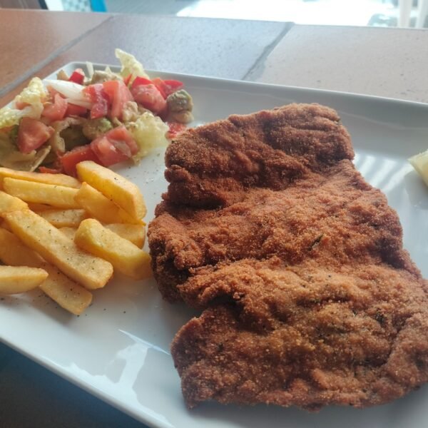 Escalope de pollo con guarnicion de papas y ensalada