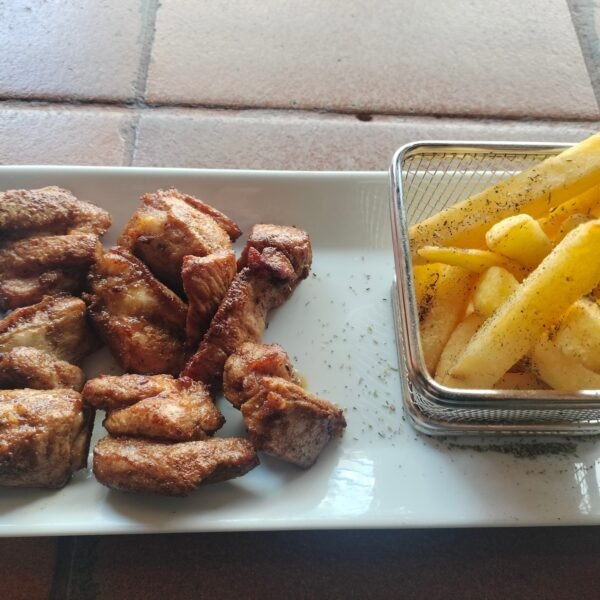 Carne fiesta en adobo del norte de Tenerife con papas fritas media ración