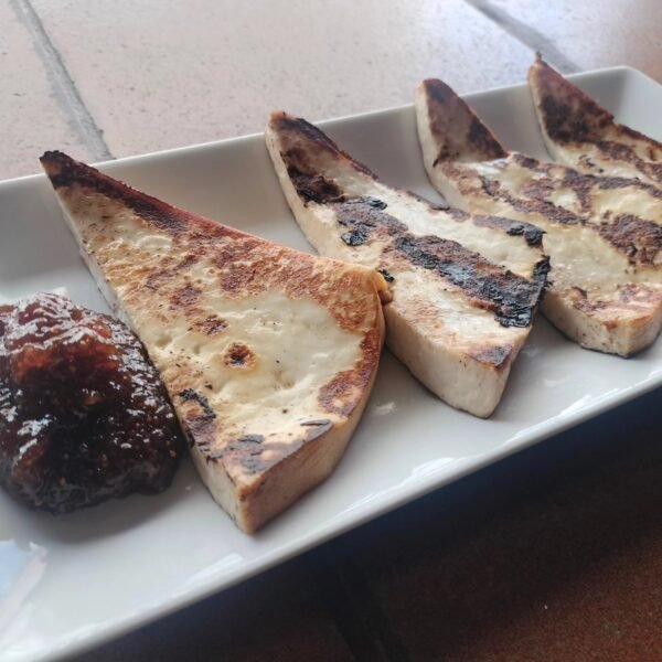 Queso asado con dulce de higo