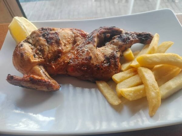 Medio pollo brasa y guarnición